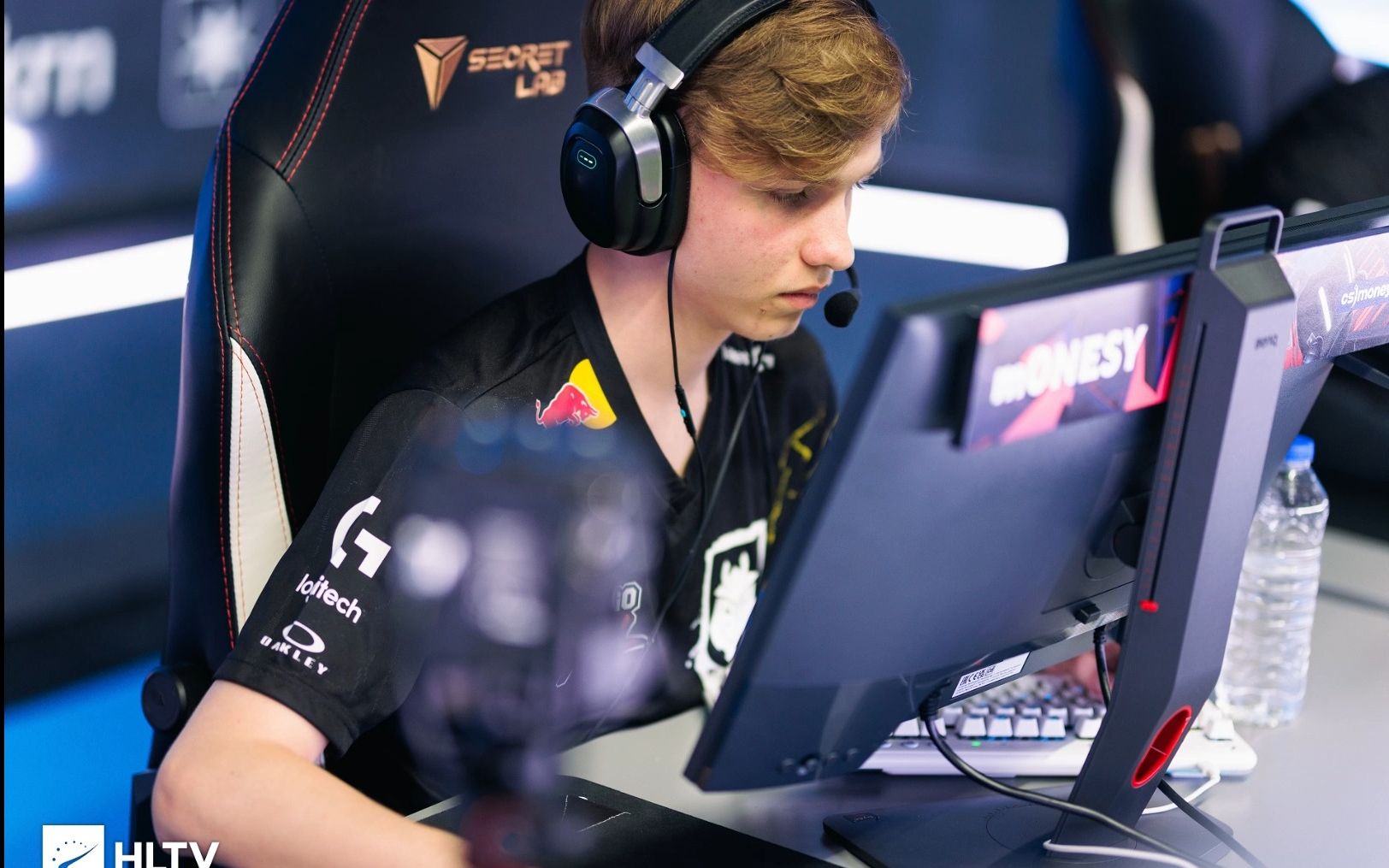 球员争夺更 球员争夺更